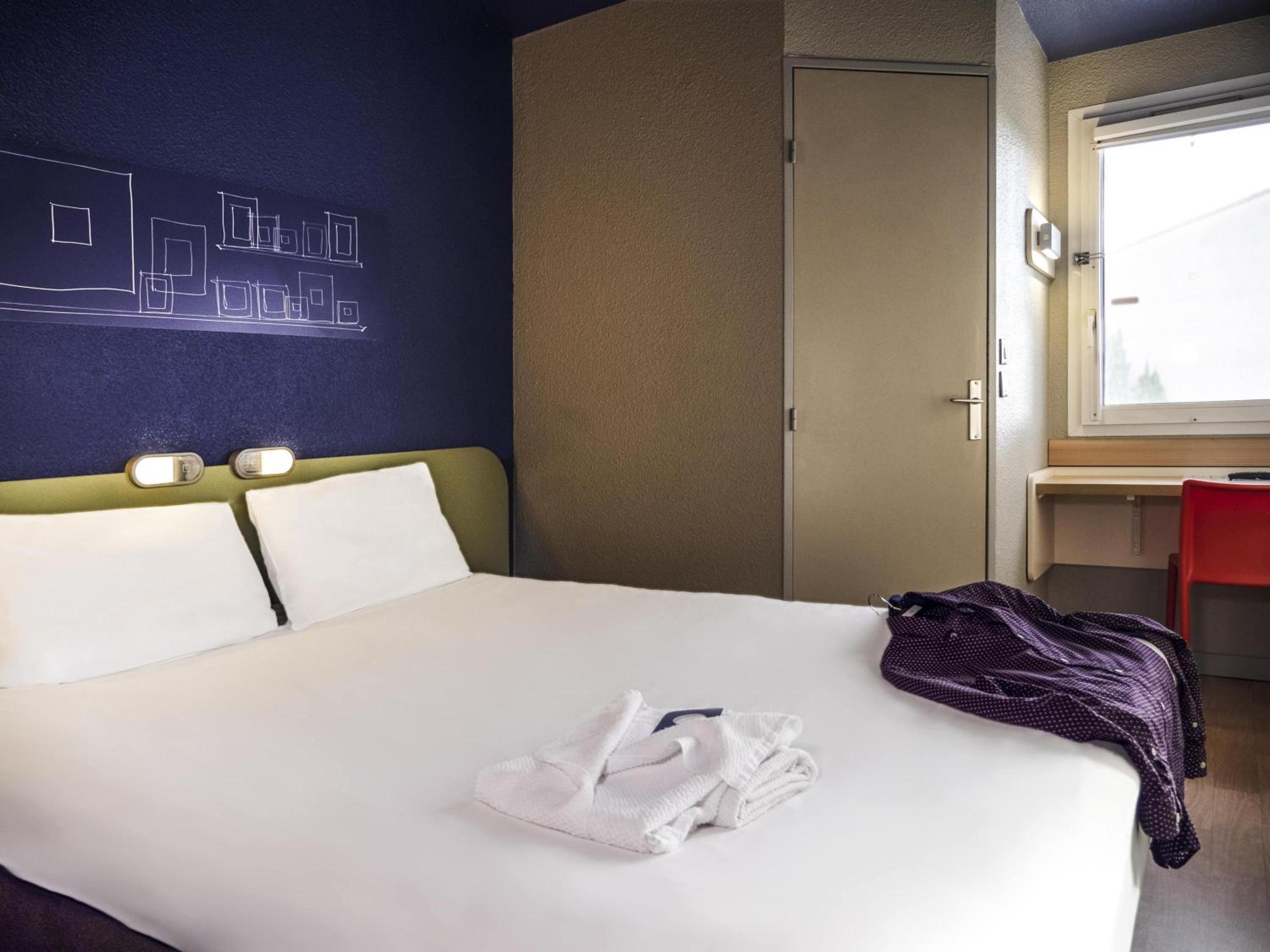 ROOM, DOUBLE BED