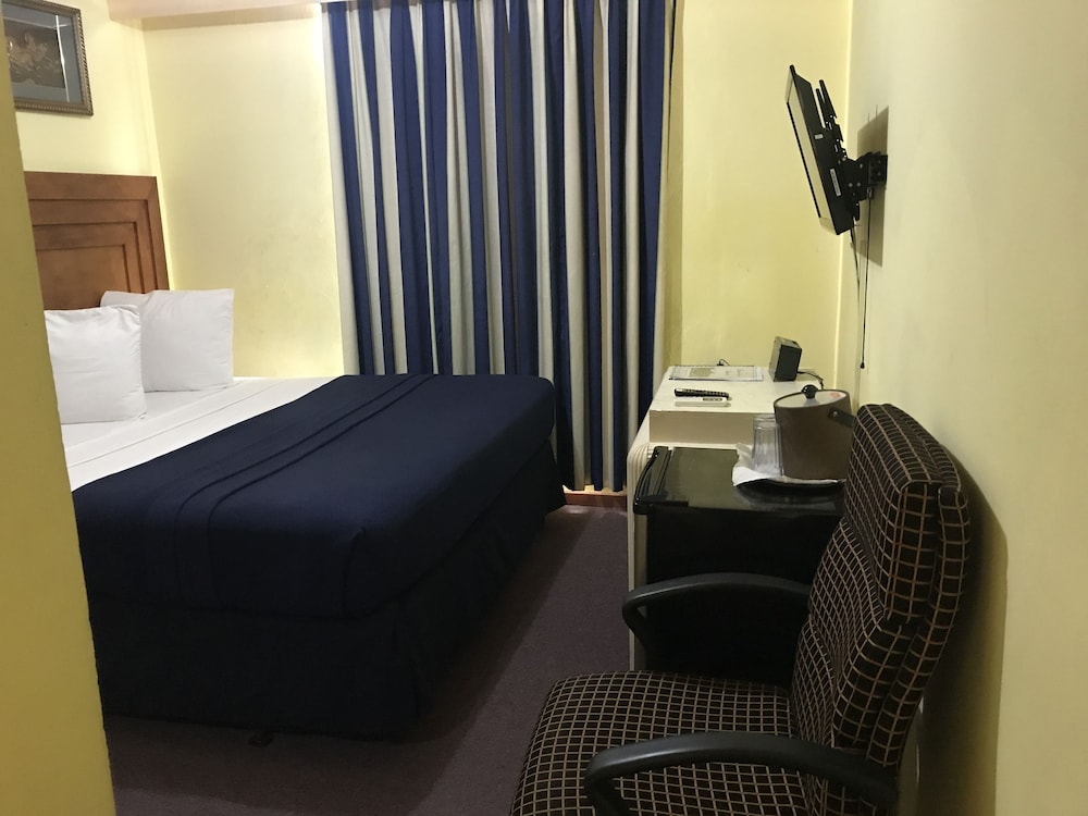 Airport Suites Hotel 30/61