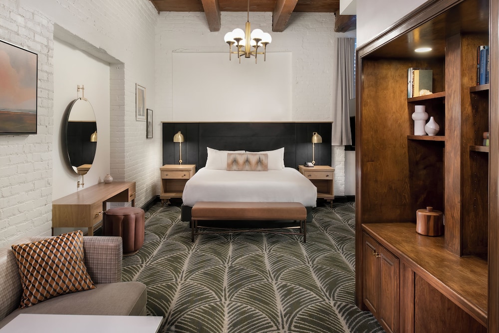 STUDIO, SUITE, KING BED