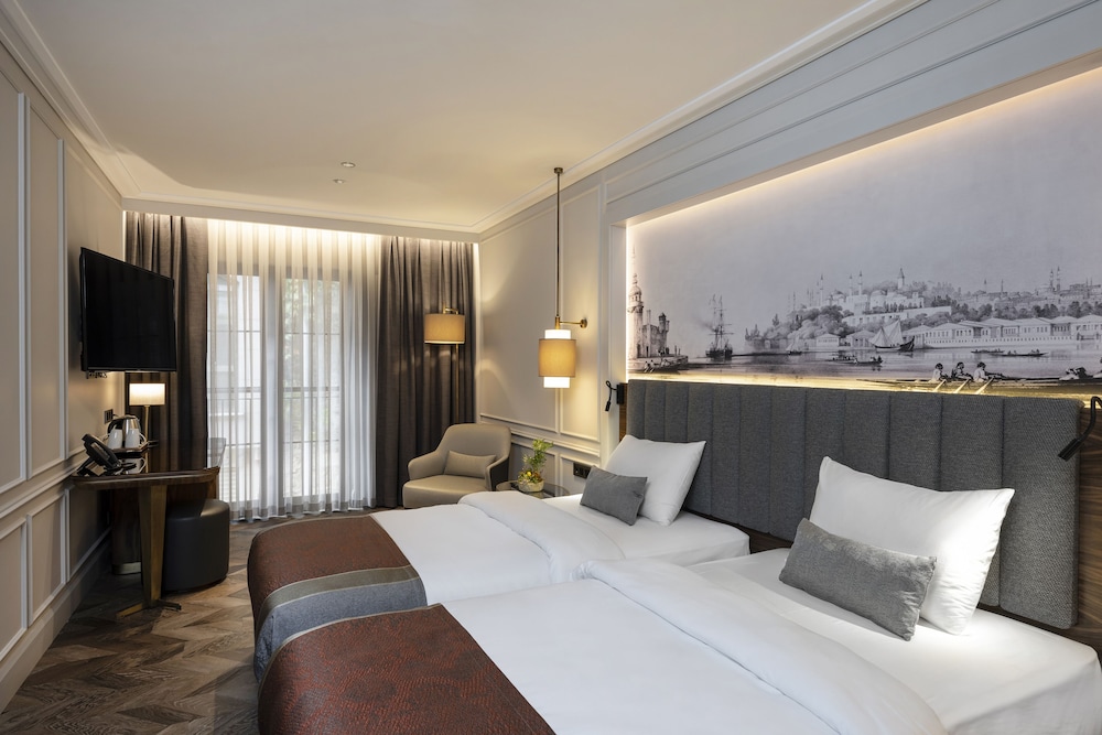 DELUXE, DOUBLE OR TWIN BED