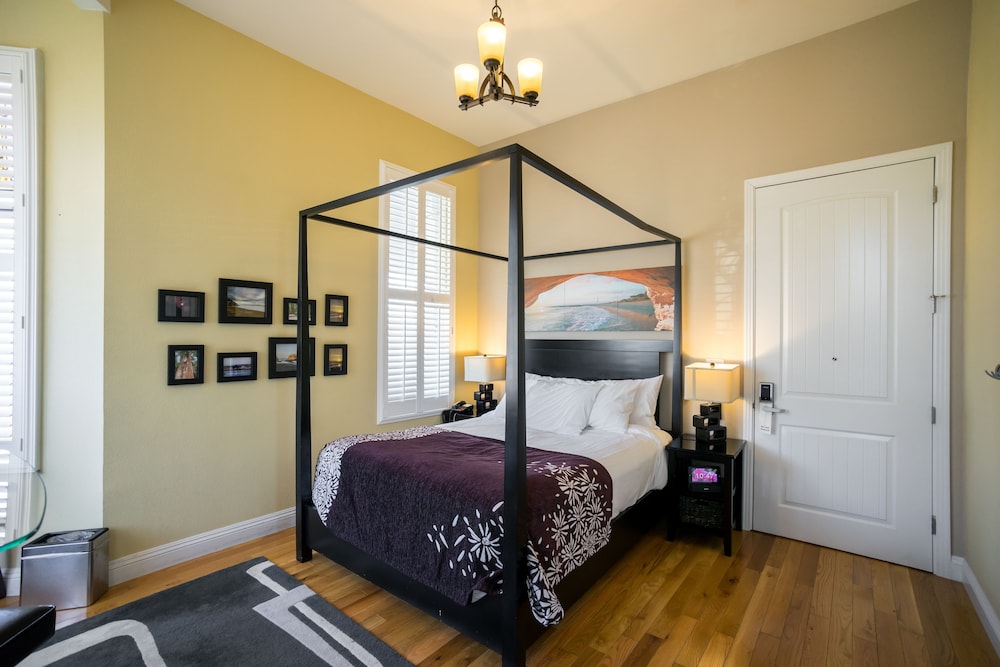 DELUXE, QUEEN BED, ACCESSIBLE