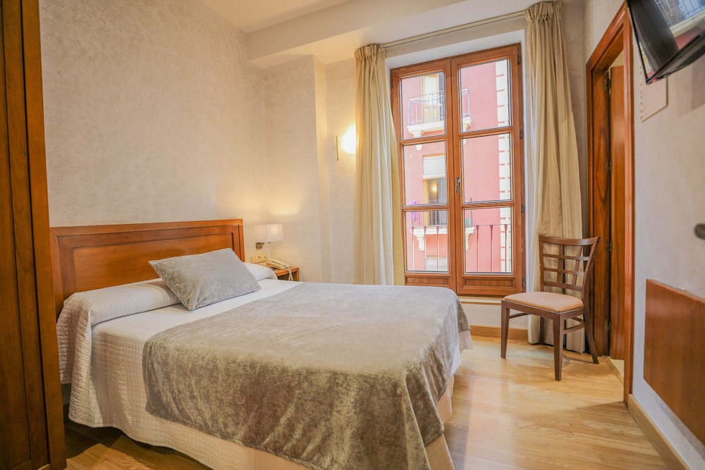 ROOM, DOUBLE BED