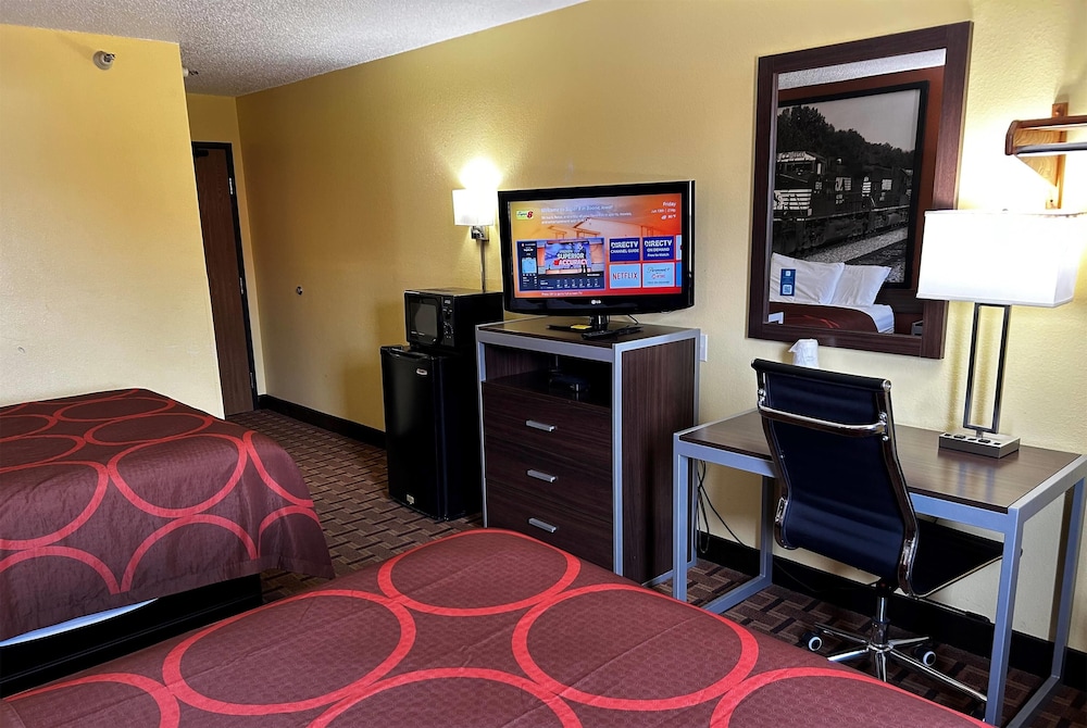 Super 8 Motel Boone 24/26