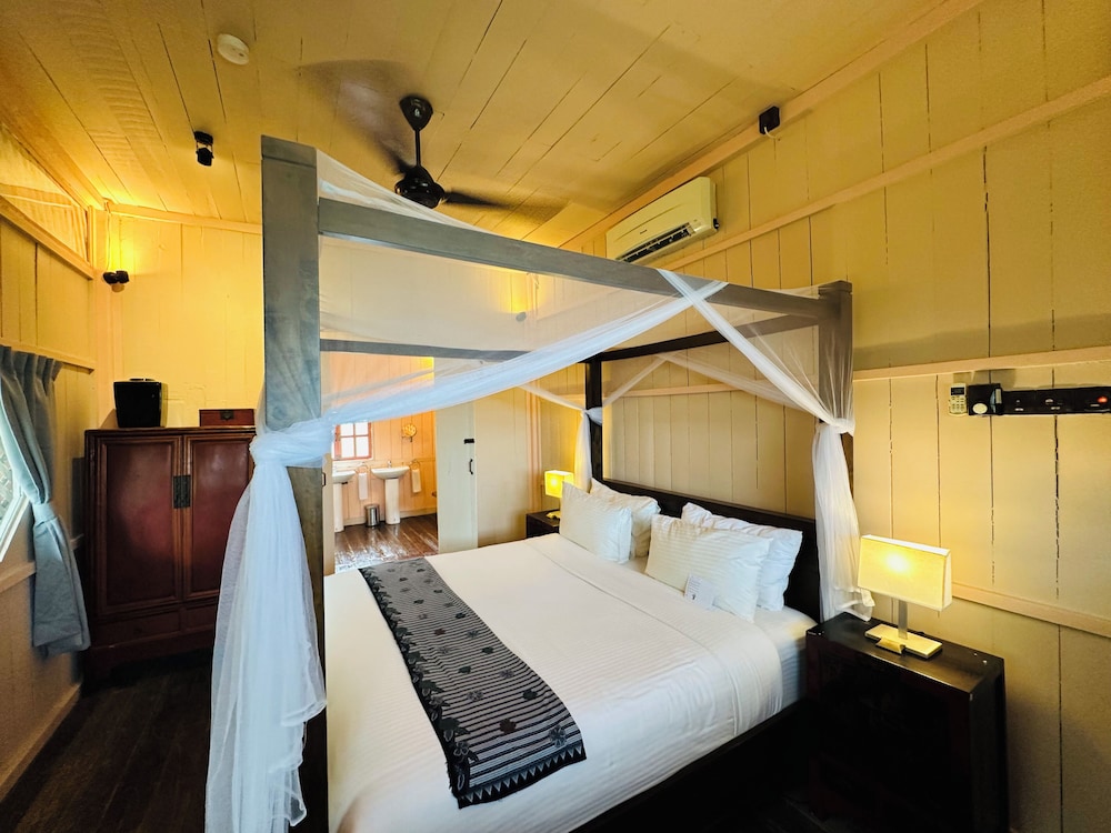 2 Bedrooms, Suite, House, King and Twin Beds, Pool View