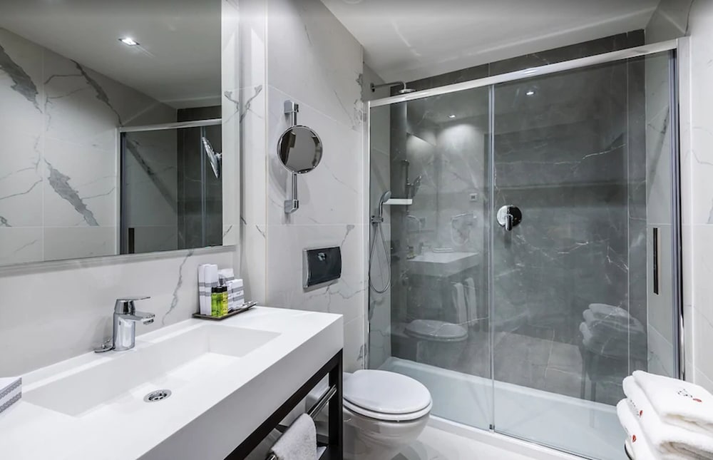 JUNIOR SUITE, DELUXE, QUEEN BED, BALCONY