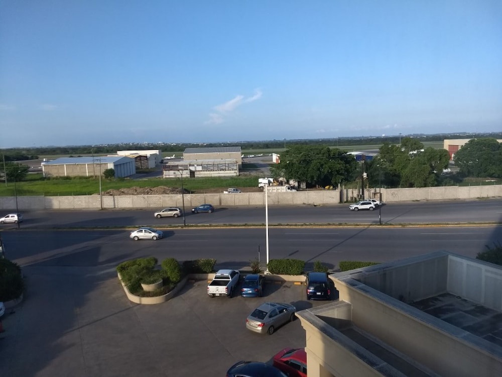Hampton Inn by Hilton Tampico Aeropuerto 56/60