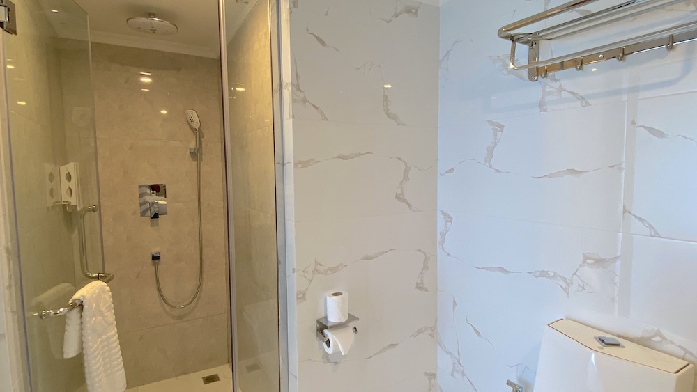 غرفة ديلوكس رباعية بسرير كينج وسريرين منفصلين بإطلالة على البحر بشرفة، Kaani Palm Beach 4/4