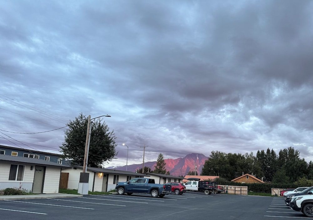 Pioneer Motel 36/43