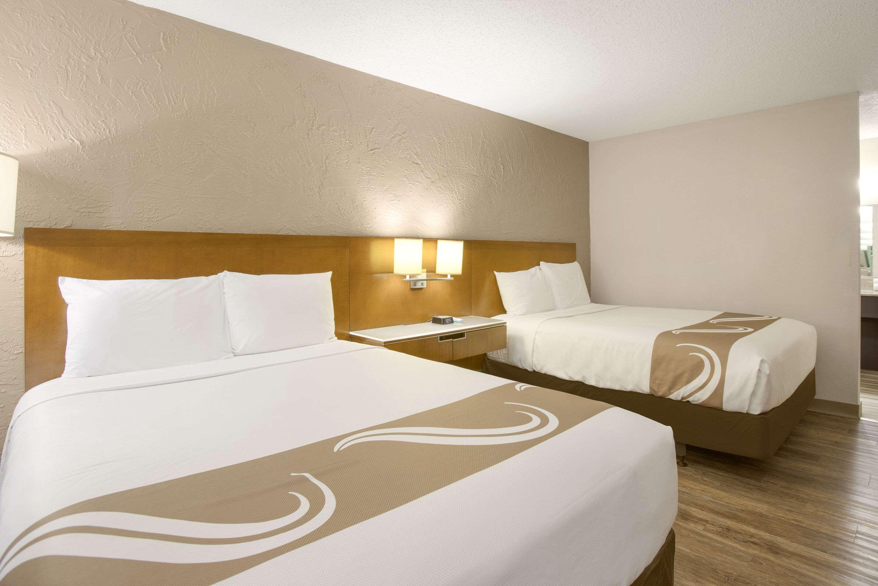 غرفة بسريرين مزدوجين
