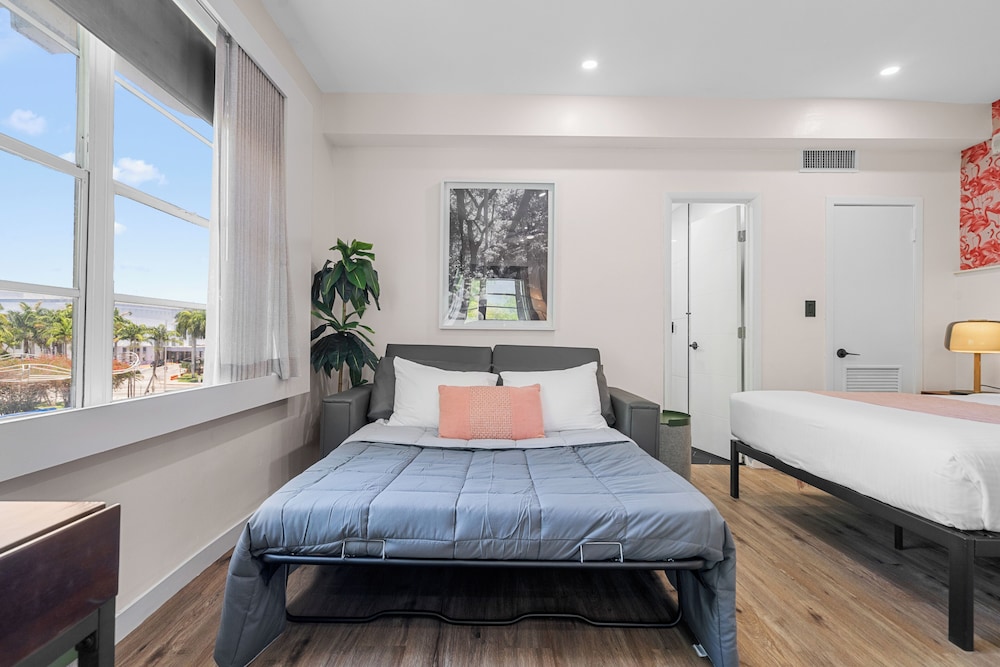 JUNIOR SUITE, 2 QUEEN BEDS, PARK VIEW, SOFA, KITCHENETTE
