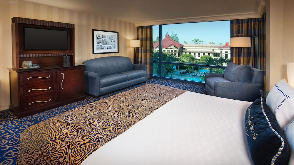 Disneyland Hotel 55/70