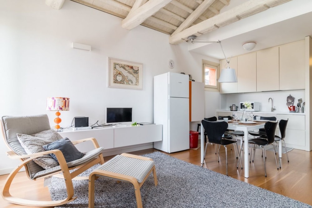 Carmini Canal View and Balcony with Lift 11/22