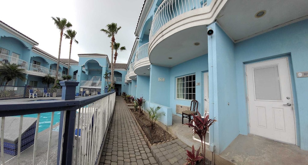 Casa Bella Hotel and Suites 23/24