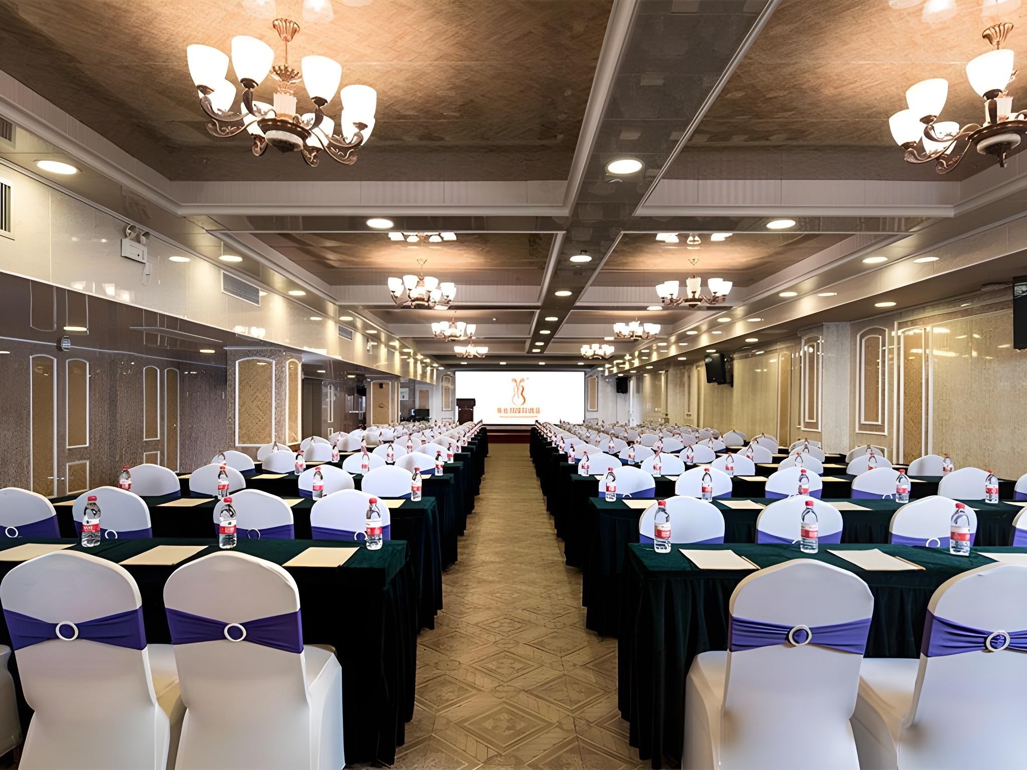 Vienna International Hotel (Haikou Old Town High Speed Railway Station) 52/58