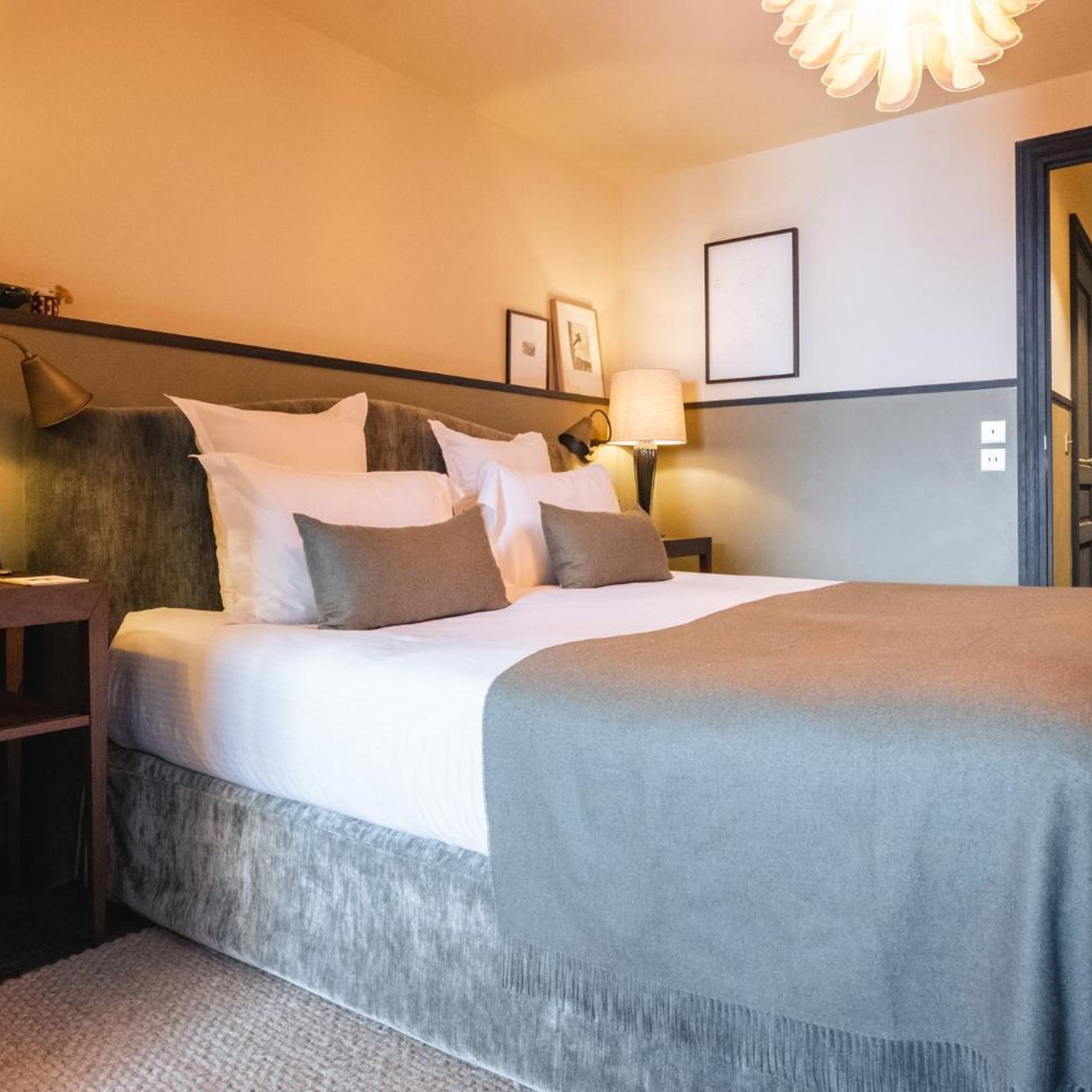 Junior Suite, King Bed, Village View