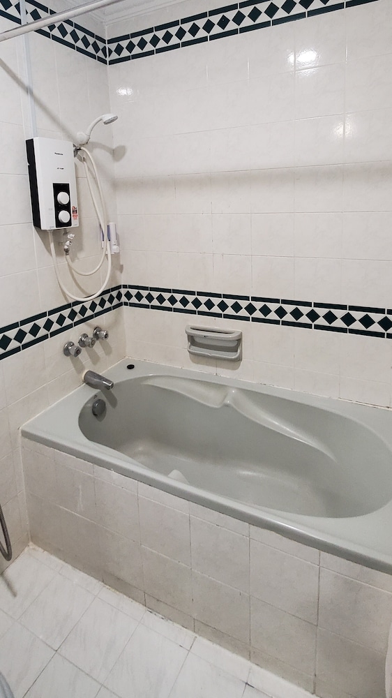 Leisure Cove Hotel Apartments 50/50