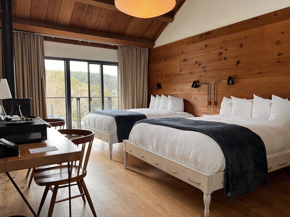 room, 2 queen beds, ocean view