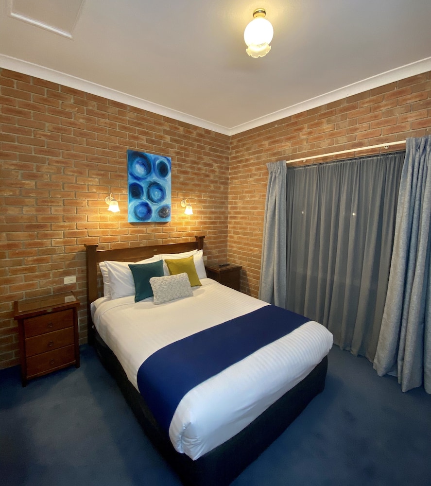 Coastal Waters Motor Inn 25/73