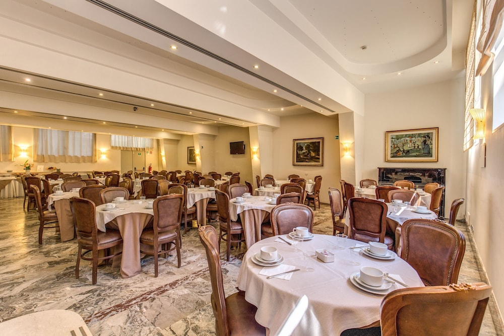 Pinewood Hotel Rome 56/70