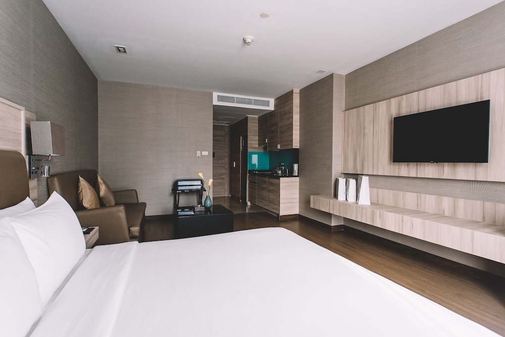 Adelphi Suites Bangkok 7/69