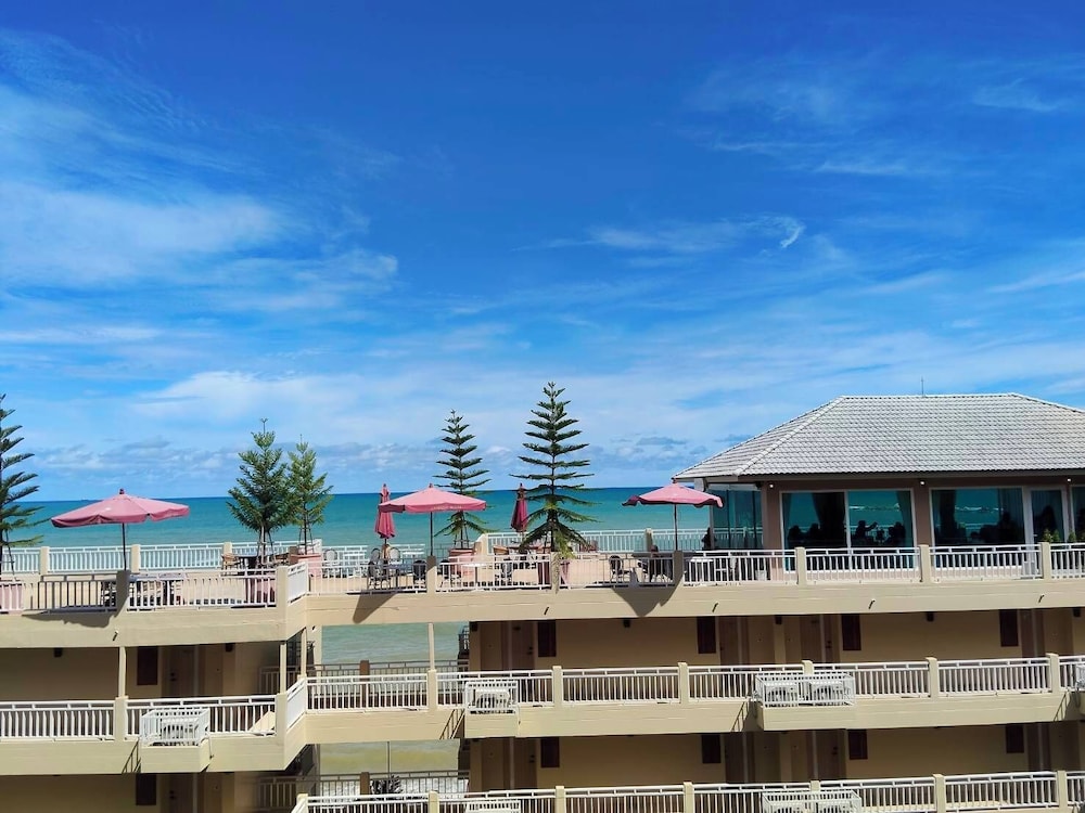 Royal Phala Cliff Beach Resort and Spa in Ban Chang
