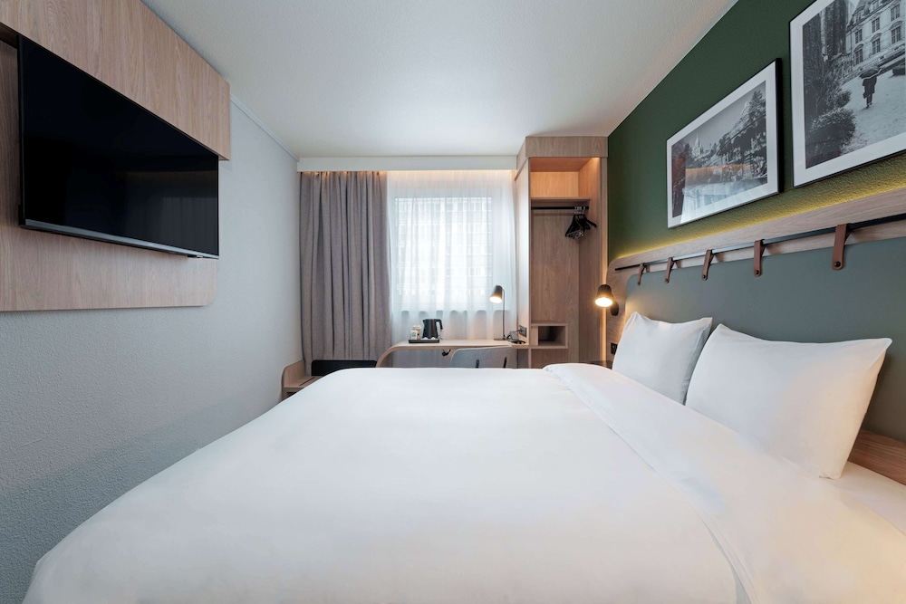 STANDARD, QUEEN BED