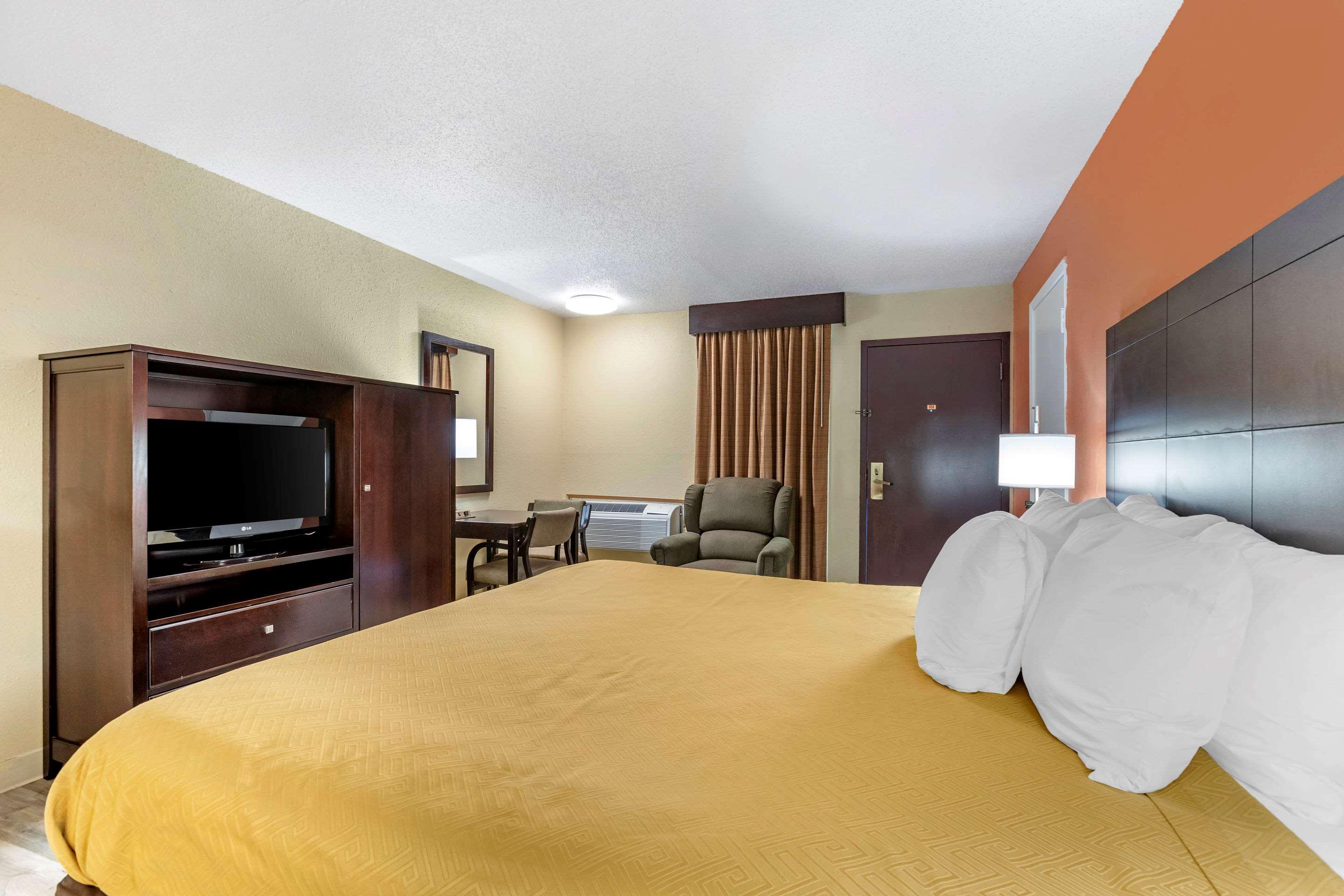 Econo Lodge Urbandale-Northwest Des Moines 9/18