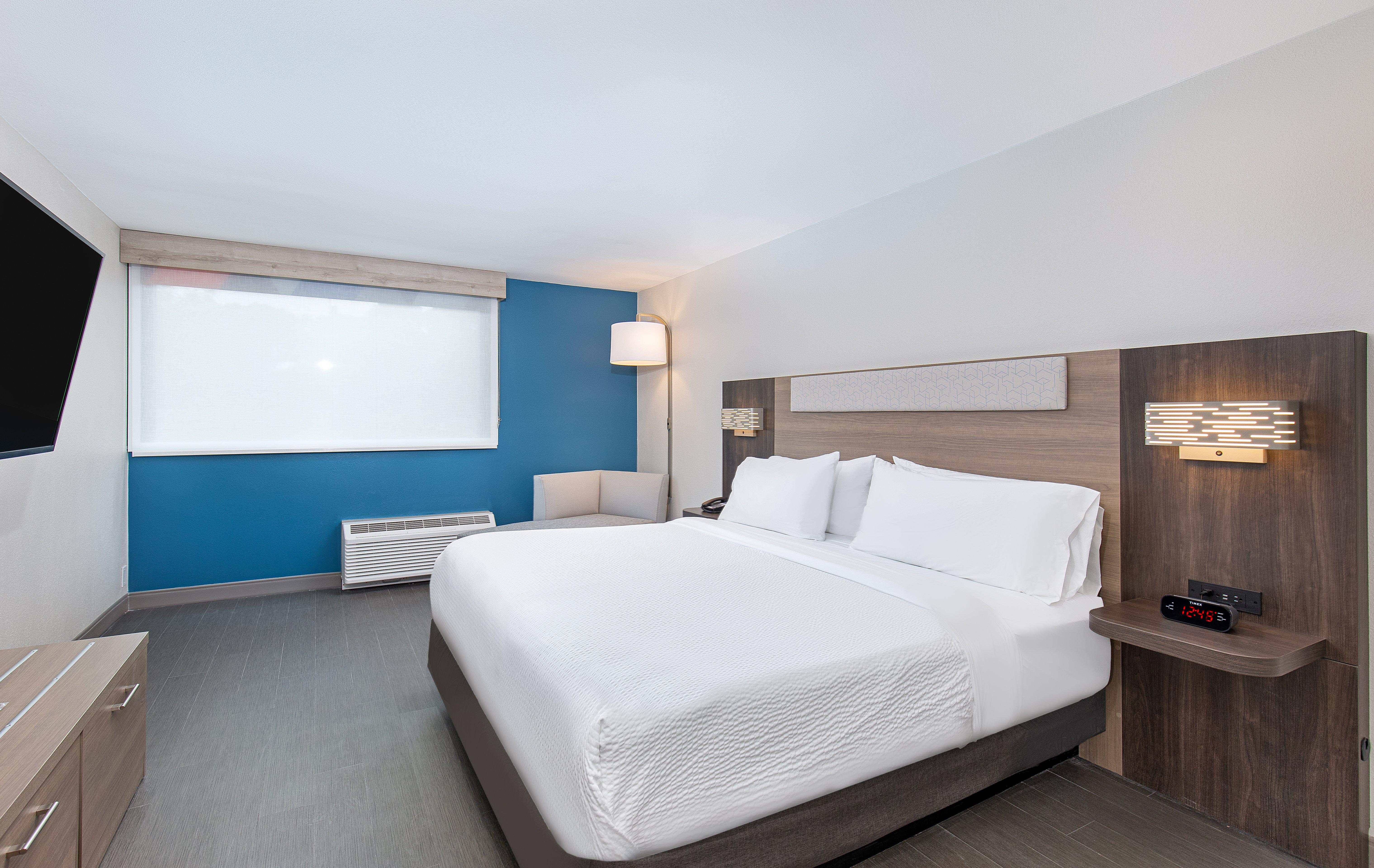 غرفة بسرير كينج لذوي الإعاقة، Holiday Inn Express Atlanta Airport - North by IHG 2/4