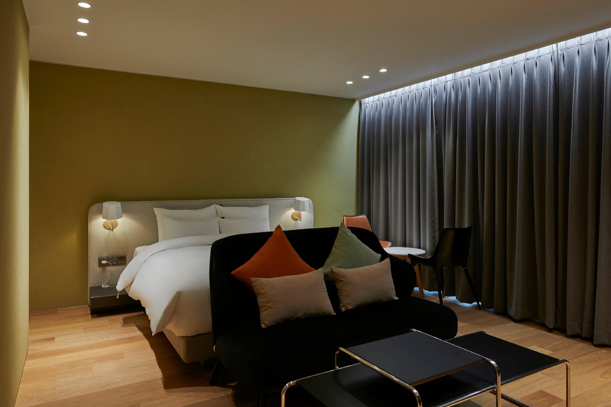 Spacious, Grand, Style, Deluxe, Single, Queen Bed, Bathtub, Royal Floor