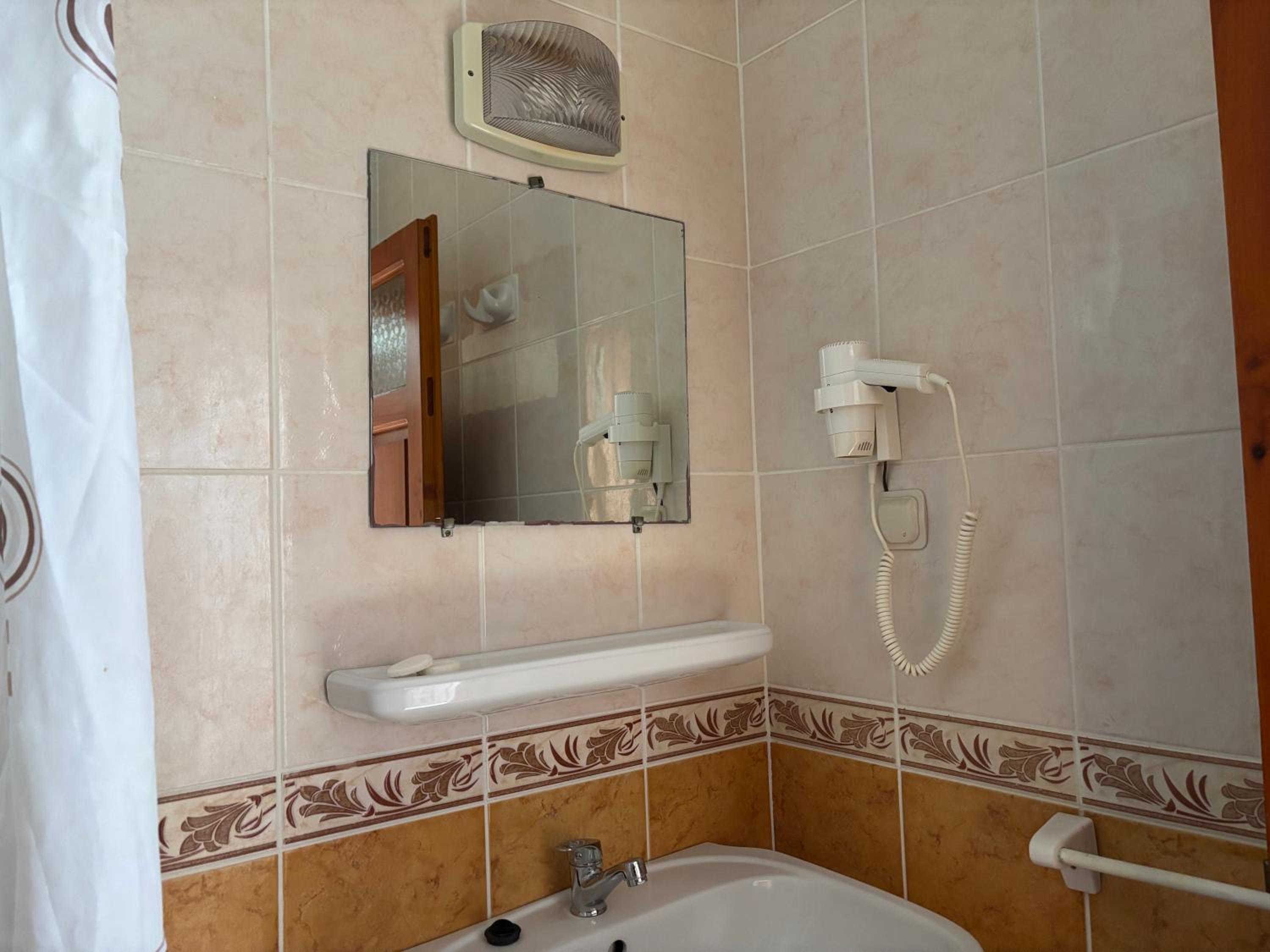 Ali Baba Hotel 54/55