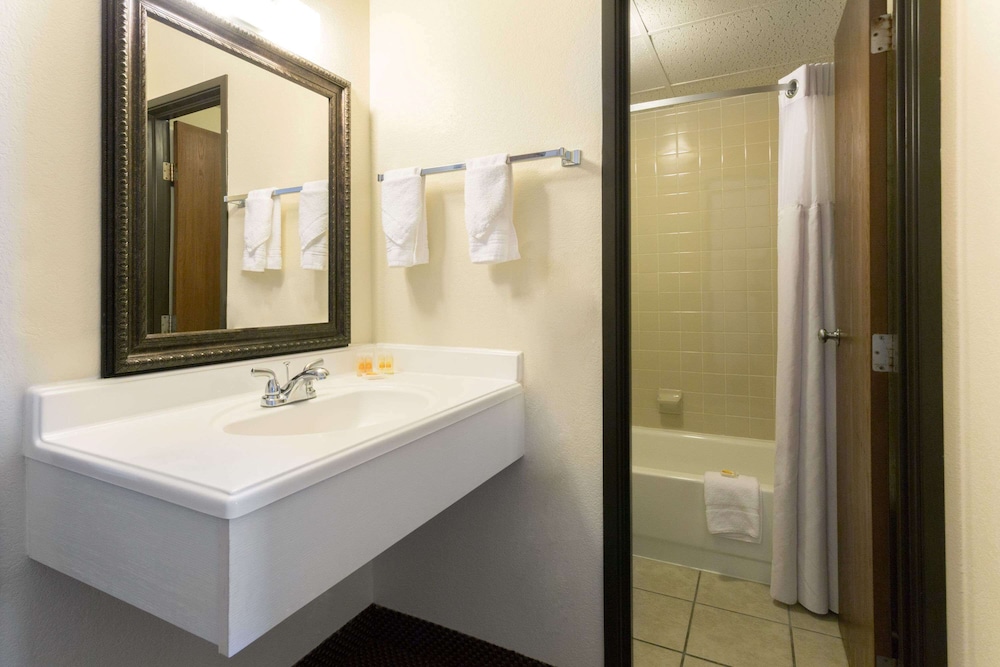 Days Inn by Wyndham Fort Collins 22/75