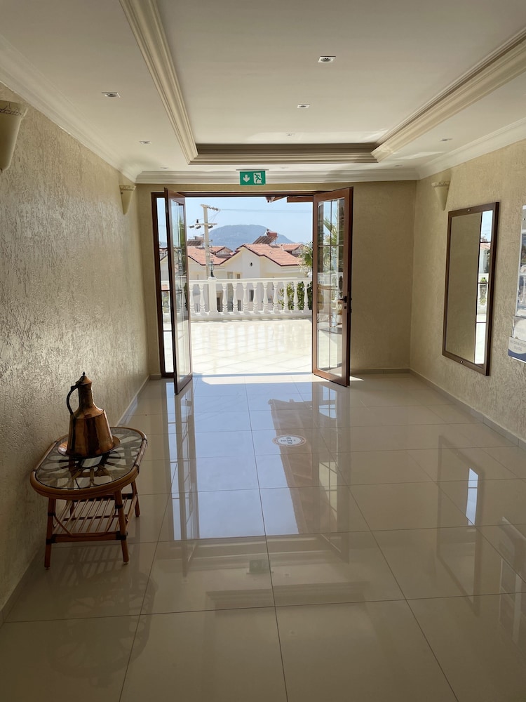 Celay Hotel 6/38
