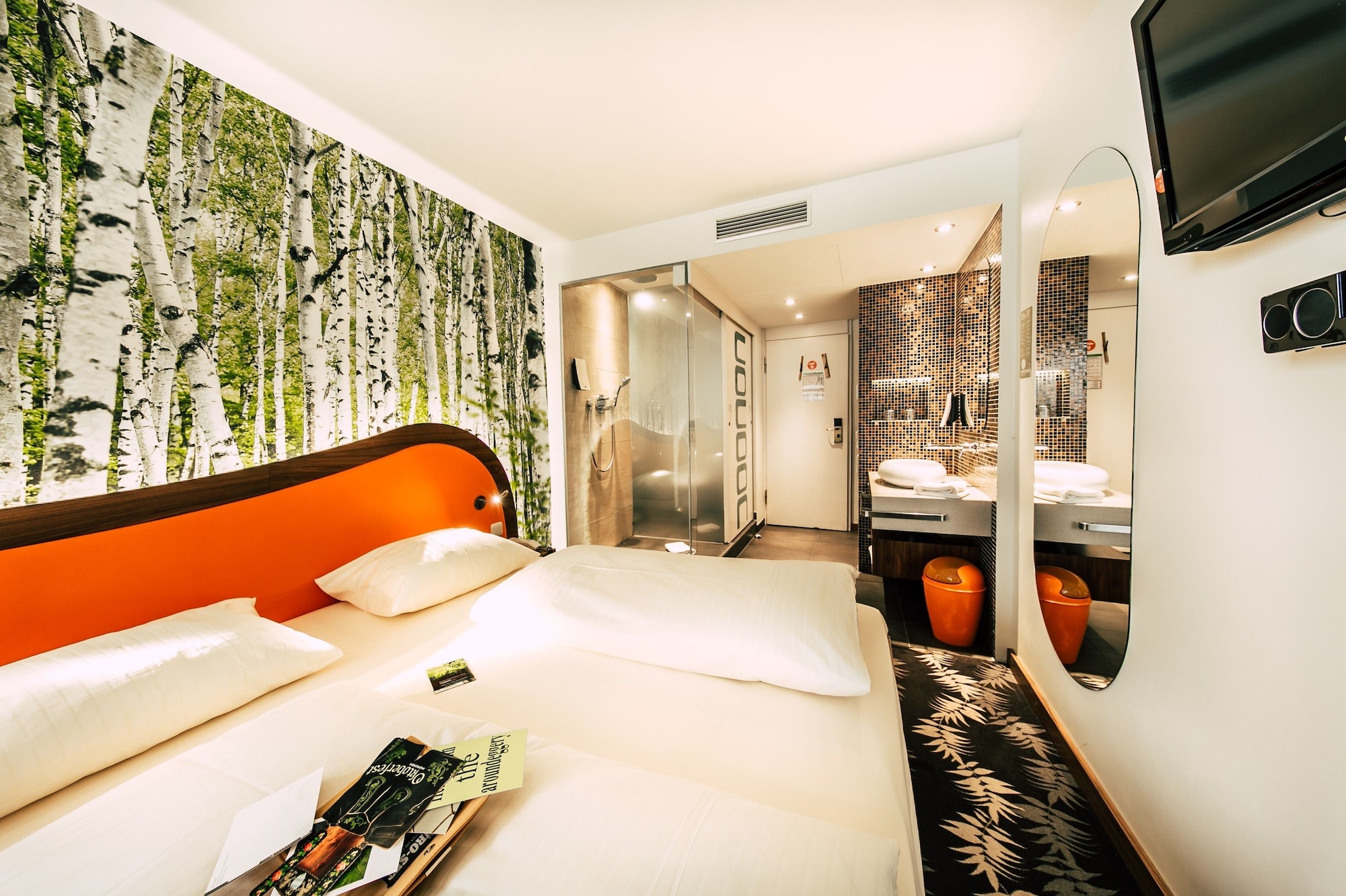 ROOM, DOUBLE BED, STREET SIDE VIEW