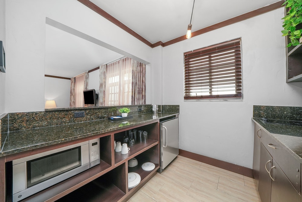 Lincoln Arms Suites 11/73