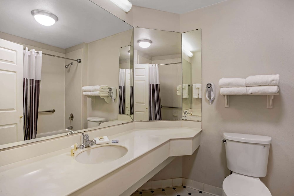 La Quinta Inn Suites Winston Salem 18/64