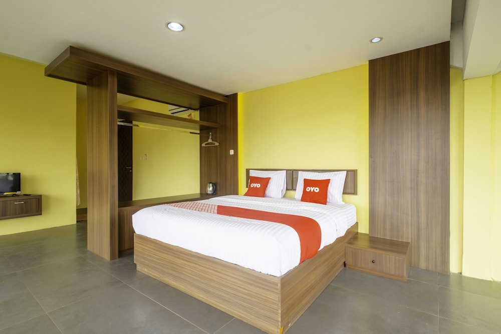 Capital O 1973 Hotel Toserba Selamat Syariah Pelabuhan Ratu 9/22