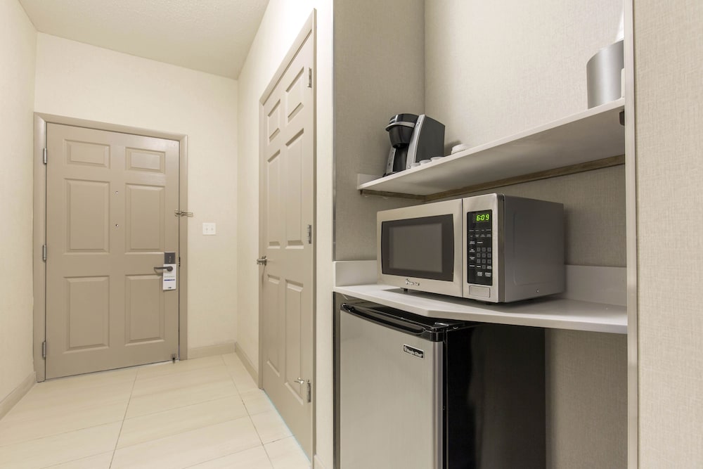 Holiday Inn Express and Suites Chicago West St Charles an IHG Hotel 24/72