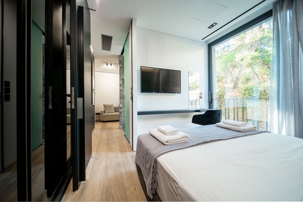 1 BEDROOM, LUXURY, SUITE, HILL VIEW
