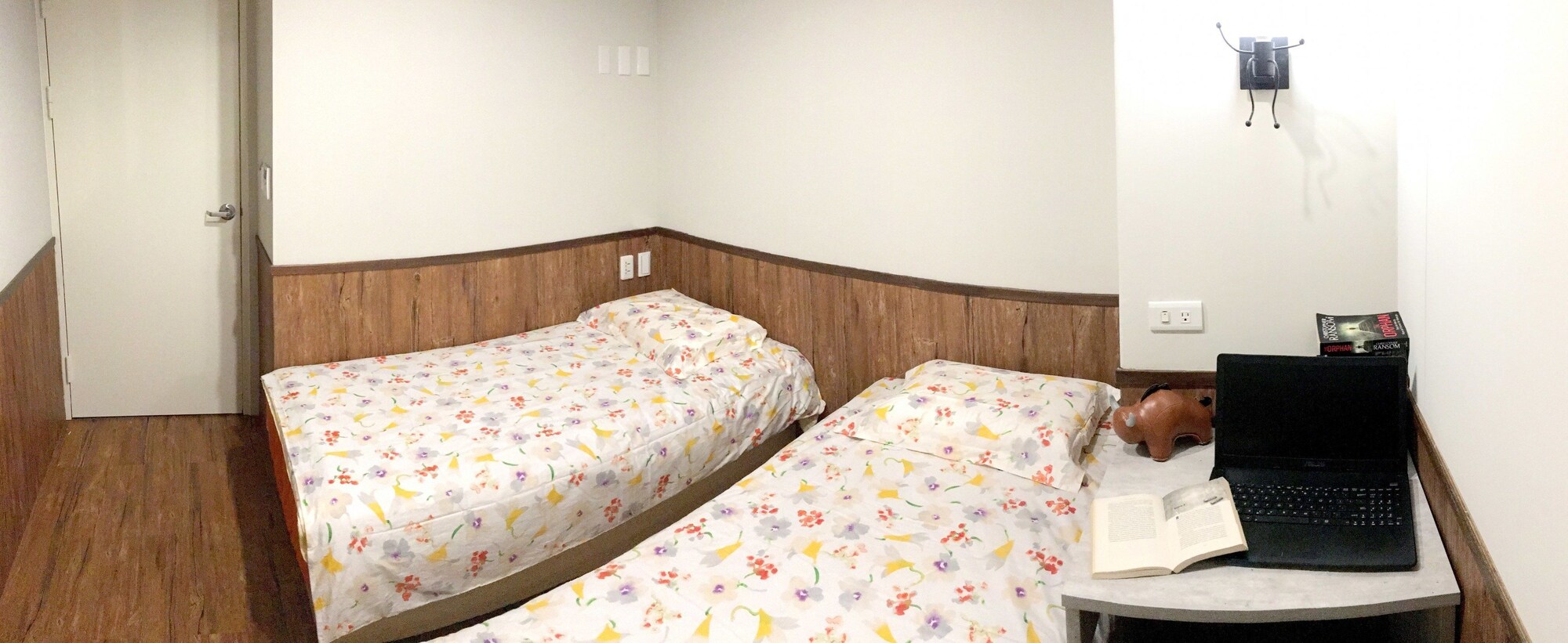 ECONOMY, TWIN BEDS, SHARED BATHROOM