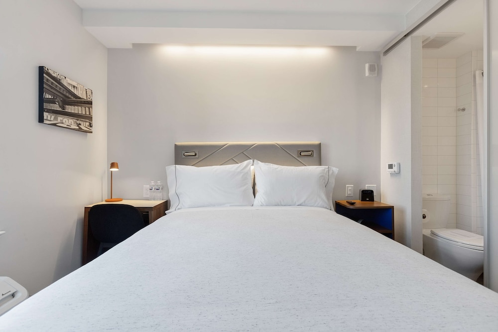 ROOM, QUEEN BED
