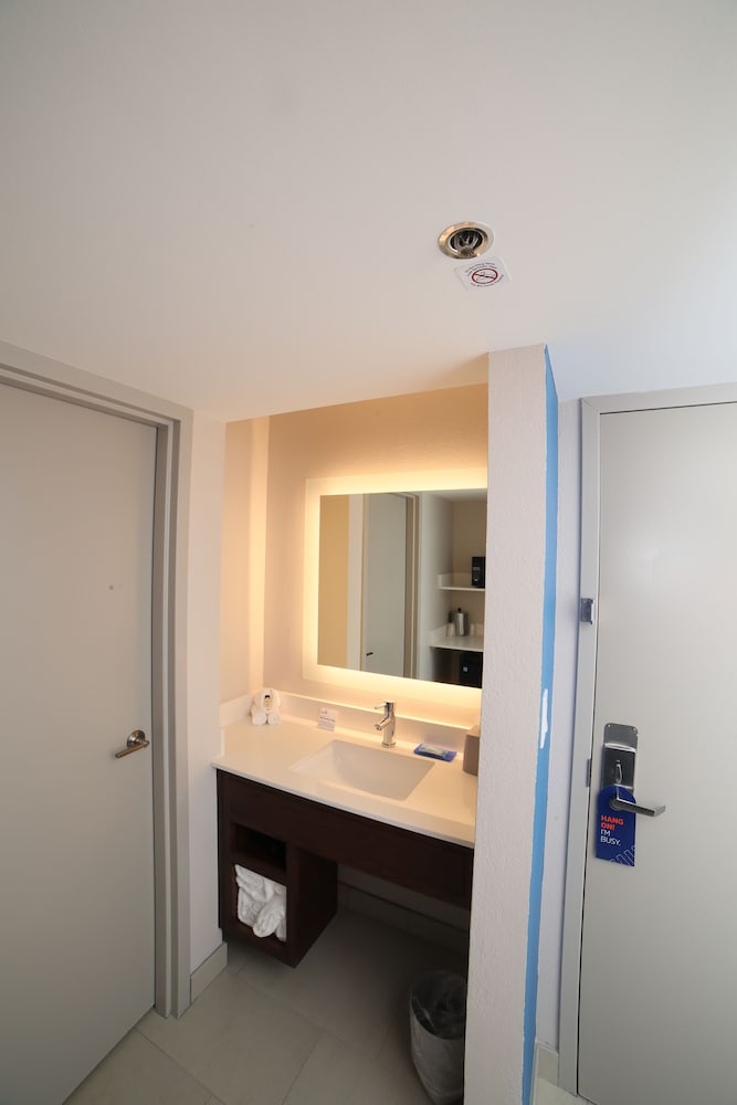 غرفة قياسية بسريرين كوين، Holiday Inn Express Naperville 5/5