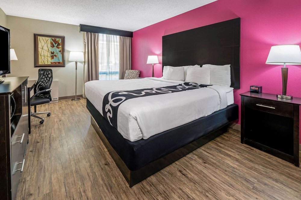 La Quinta Inn & Suites by Wyndham Dallas I-35 Walnut Hill Ln 17/46