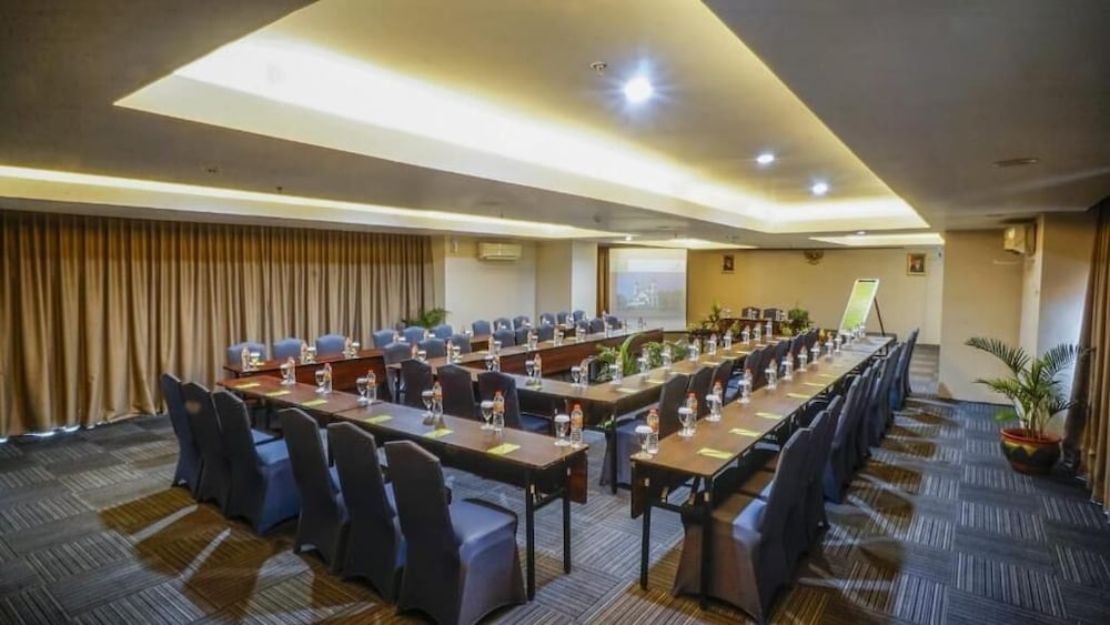 Whiz Hotel Pemuda Semarang 33/44