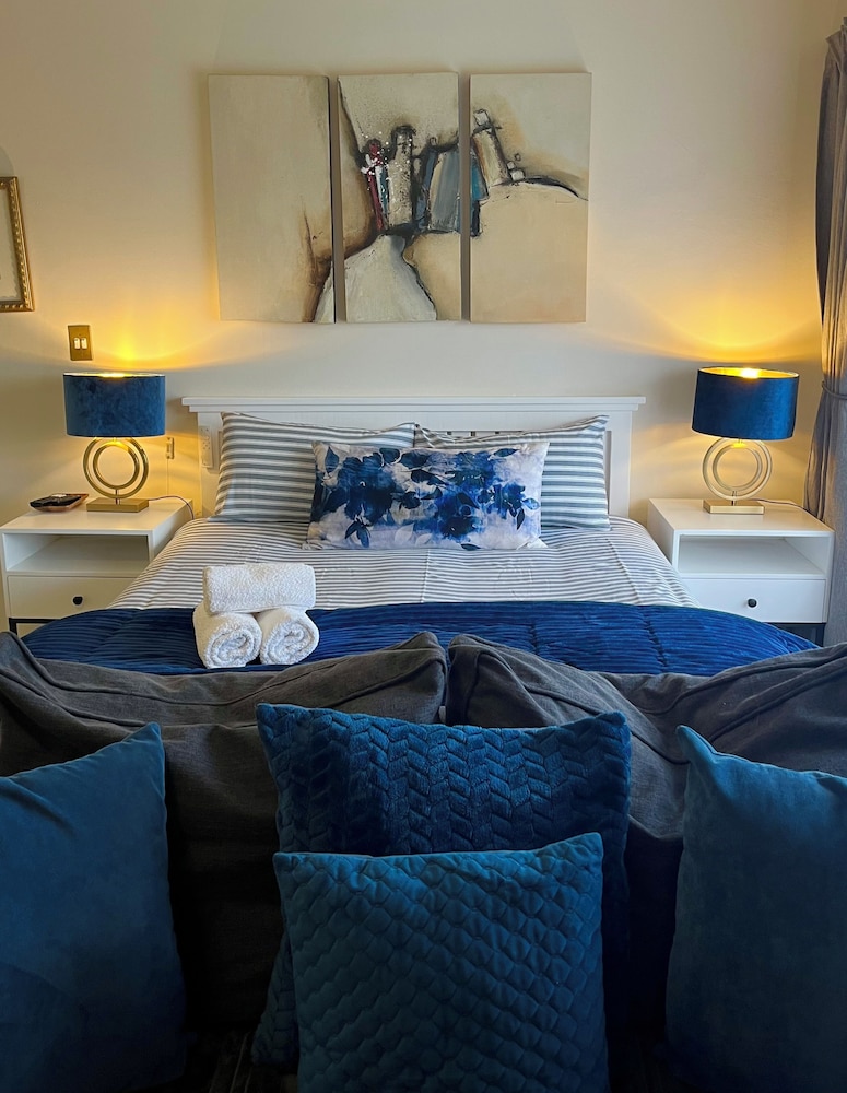 Dolphin Circle Bed and Breakfast 49/50