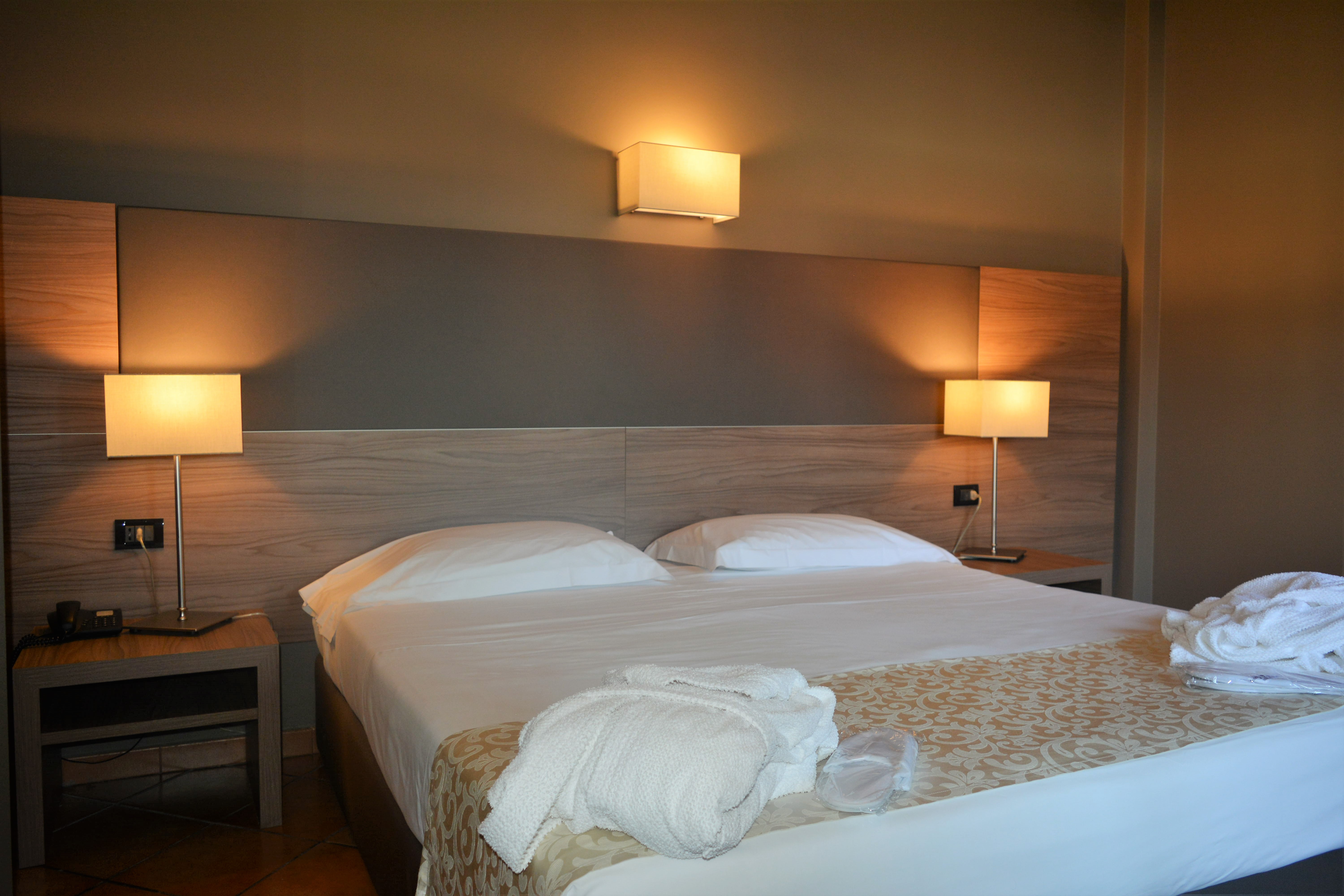 ROOM, SINGLE