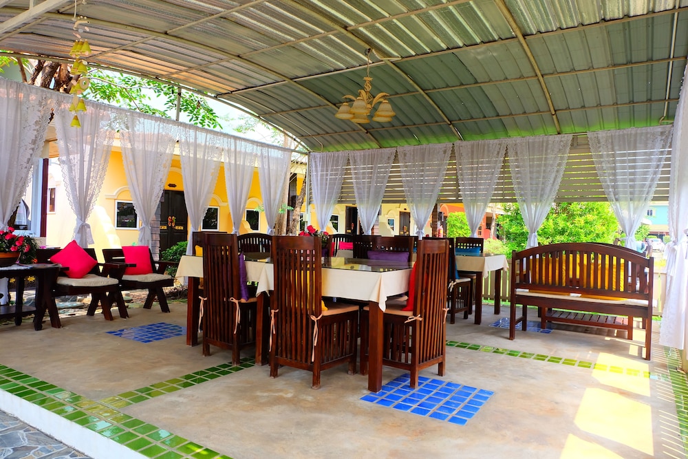 P Paradise Hotel 36/50