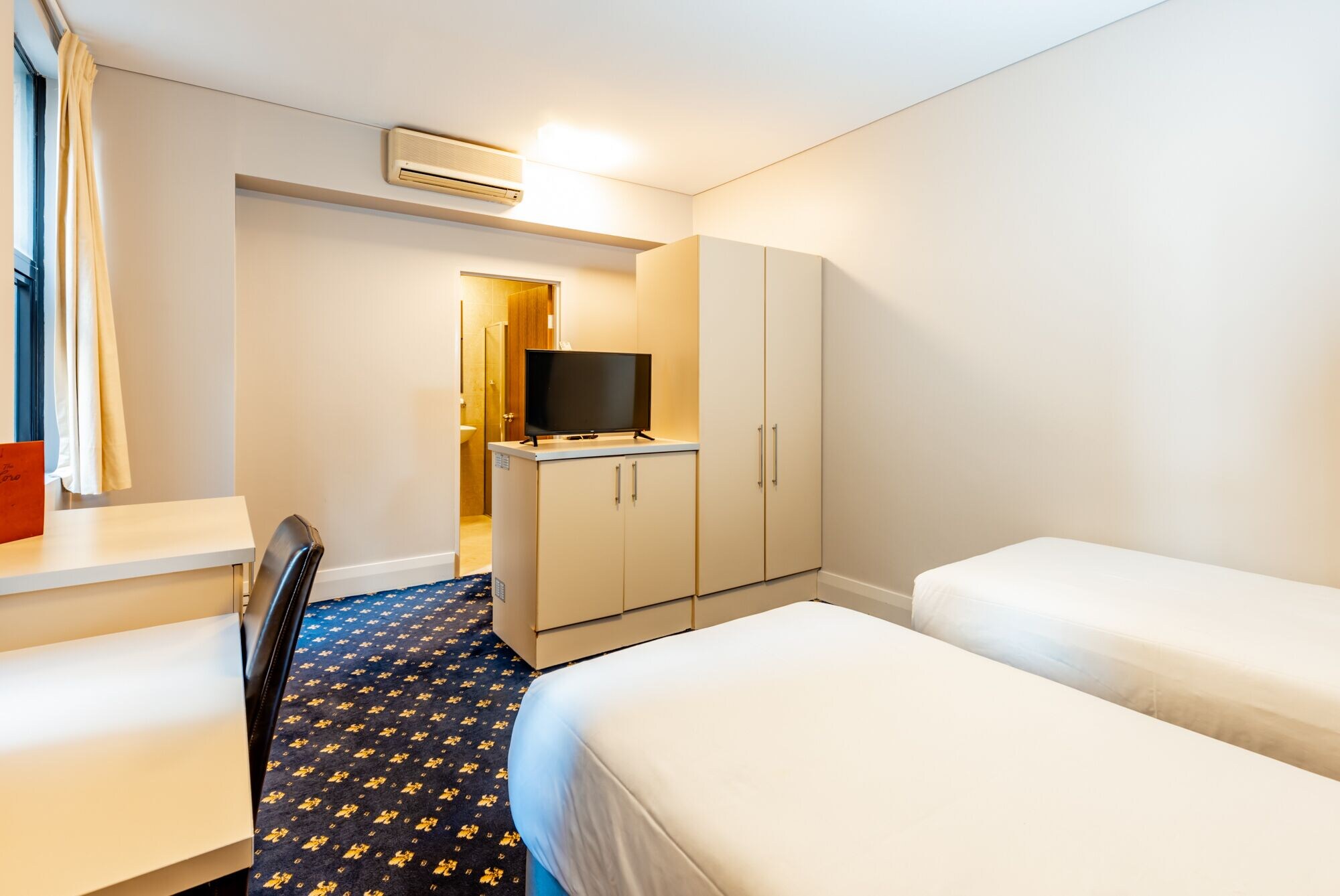 ROOM, TWIN BEDS