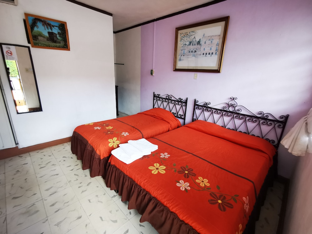 Hotel Mucuy 12/25