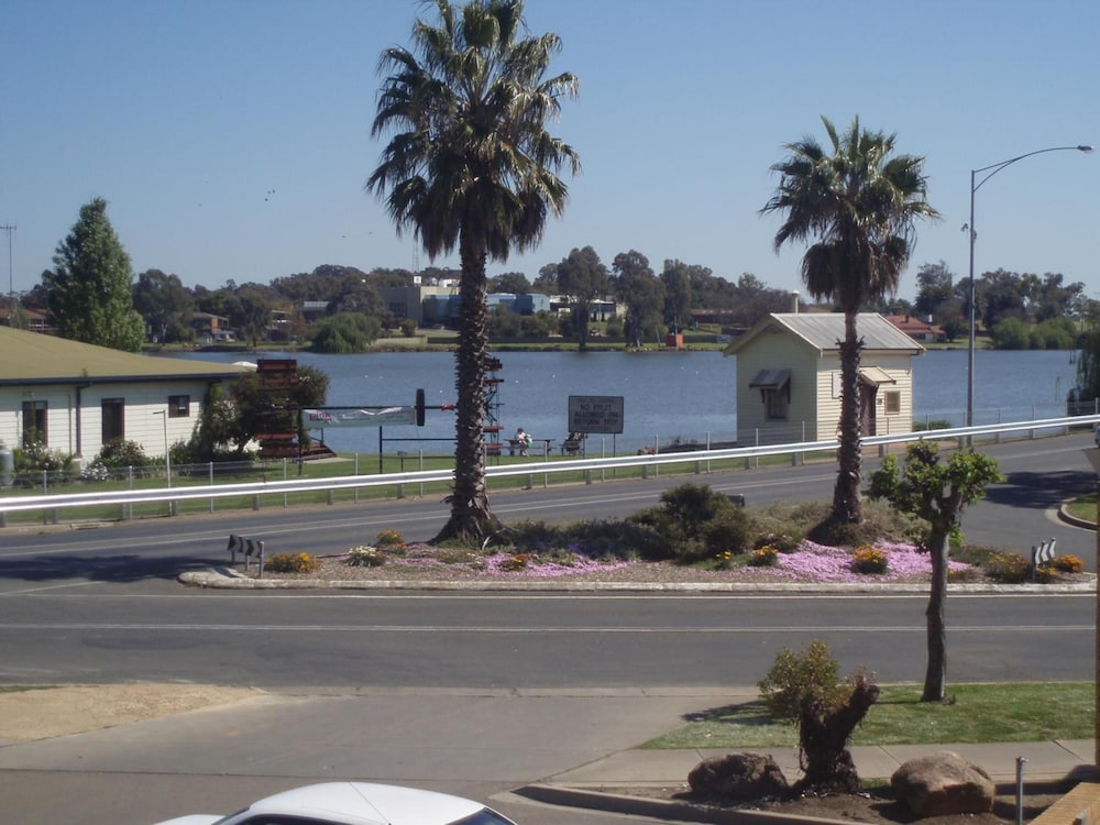 Lakeview Motel 54/60