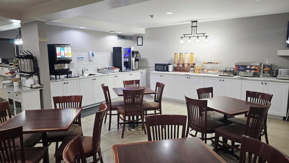 Travelodge Suites by Wyndham Regina / Eastgate Bay 53/71